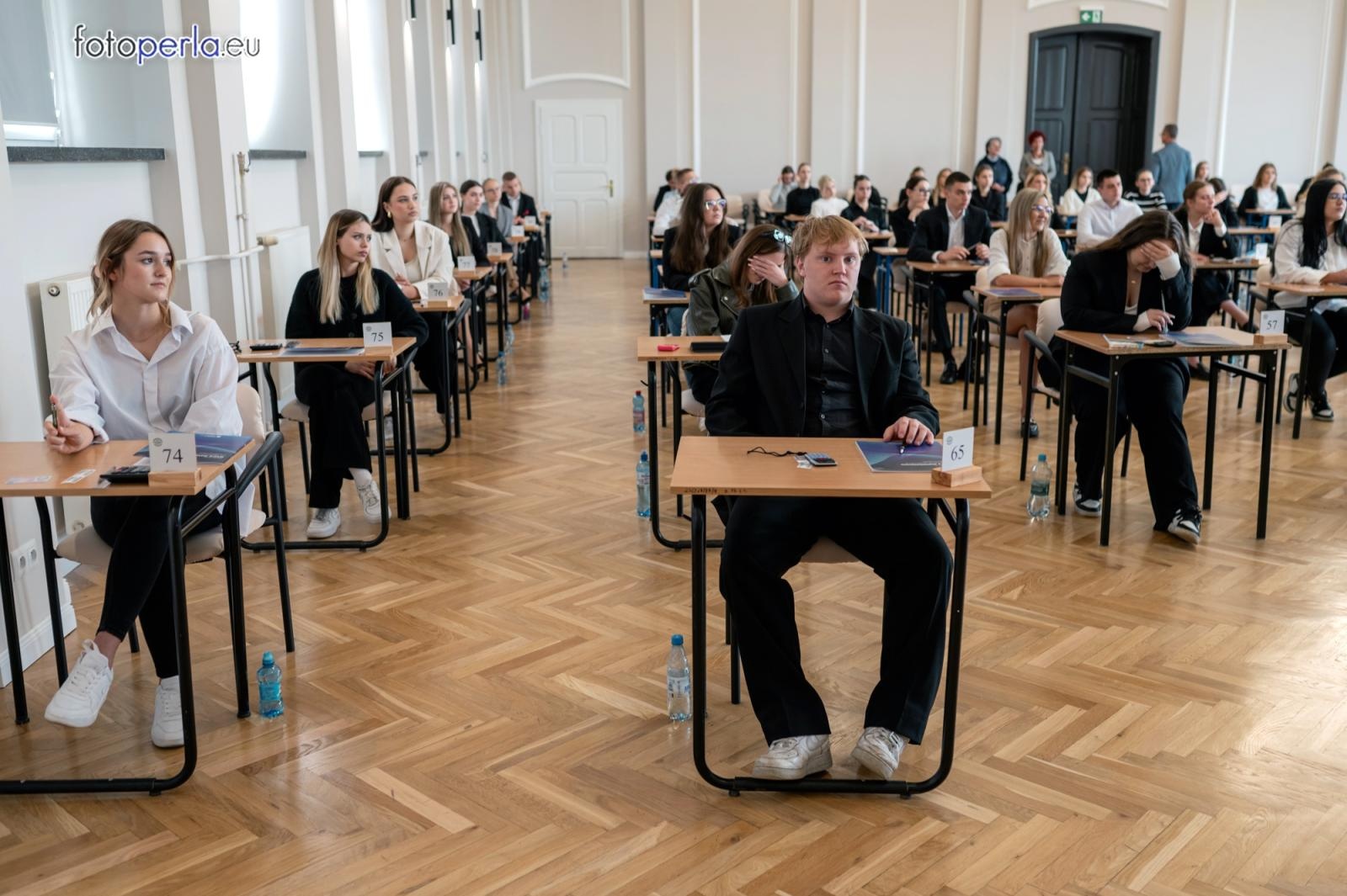 Zdjęcie w galerii na portalu naszraciborz.pl: Matura z matematyki w Ekonomiku – ekonomicy piszą w odnowionej auli wiadomości z regionu