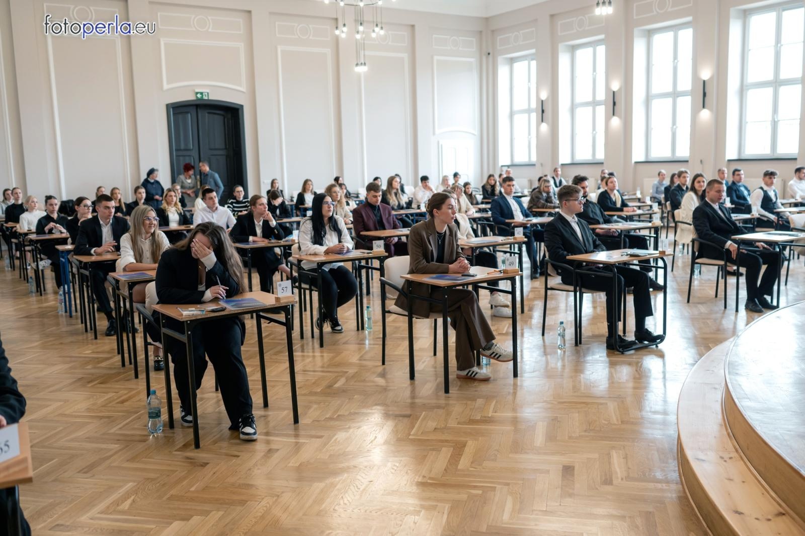 Zdjęcie w galerii na portalu naszraciborz.pl: Matura z matematyki w Ekonomiku – ekonomicy piszą w odnowionej auli wiadomości z regionu
