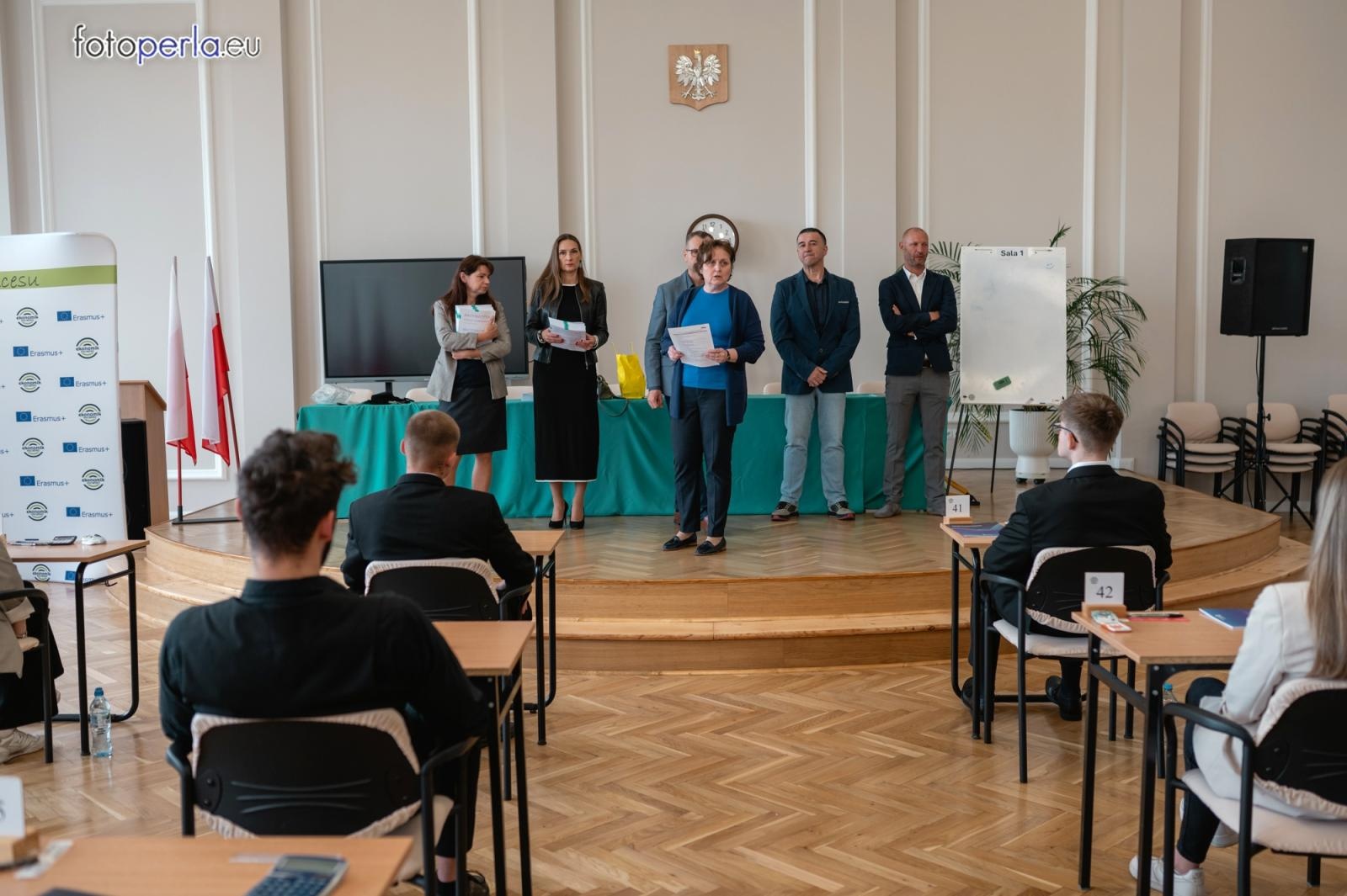 Zdjęcie w galerii na portalu naszraciborz.pl: Matura z matematyki w Ekonomiku – ekonomicy piszą w odnowionej auli wiadomości z regionu