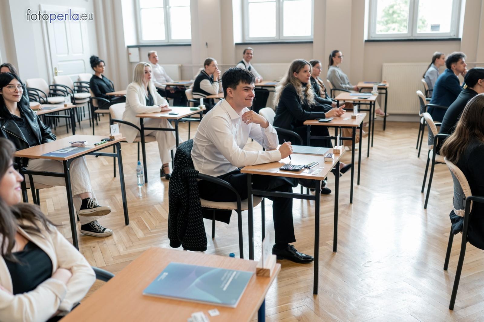 Zdjęcie w galerii na portalu naszraciborz.pl: Matura z matematyki w Ekonomiku – ekonomicy piszą w odnowionej auli wiadomości z regionu