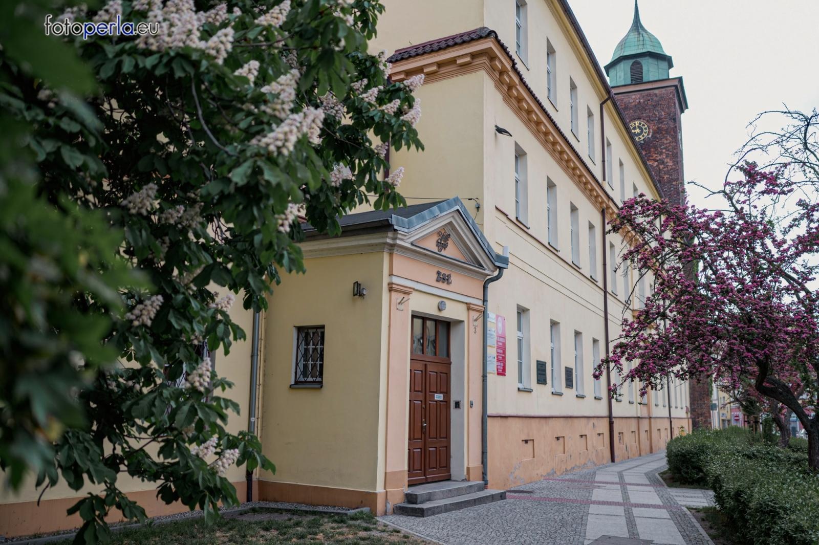 Zdjęcie w galerii na portalu naszraciborz.pl: Matura z matematyki w Ekonomiku – ekonomicy piszą w odnowionej auli wiadomości z regionu