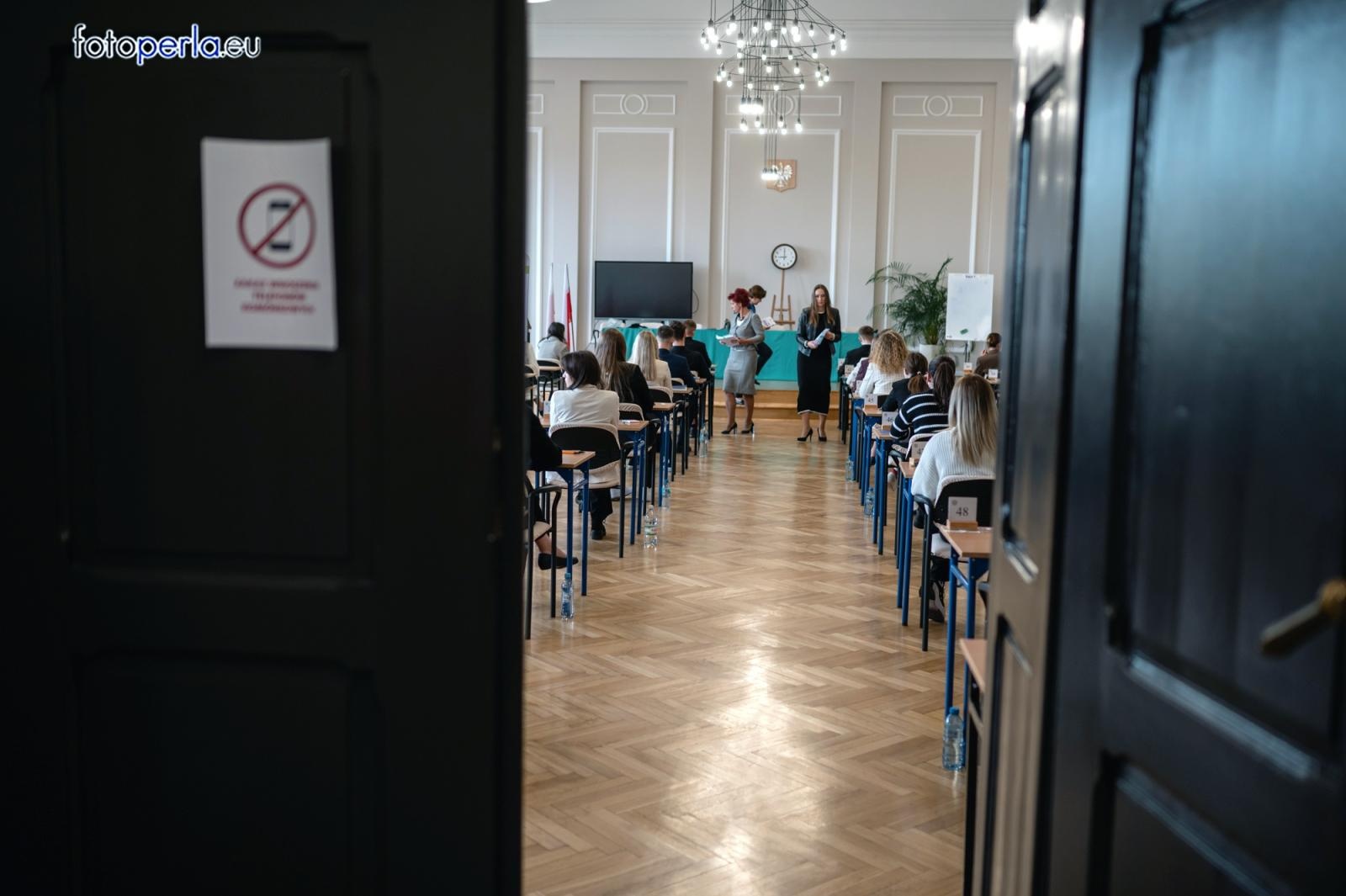 Zdjęcie w galerii na portalu naszraciborz.pl: Matura z matematyki w Ekonomiku – ekonomicy piszą w odnowionej auli wiadomości z regionu