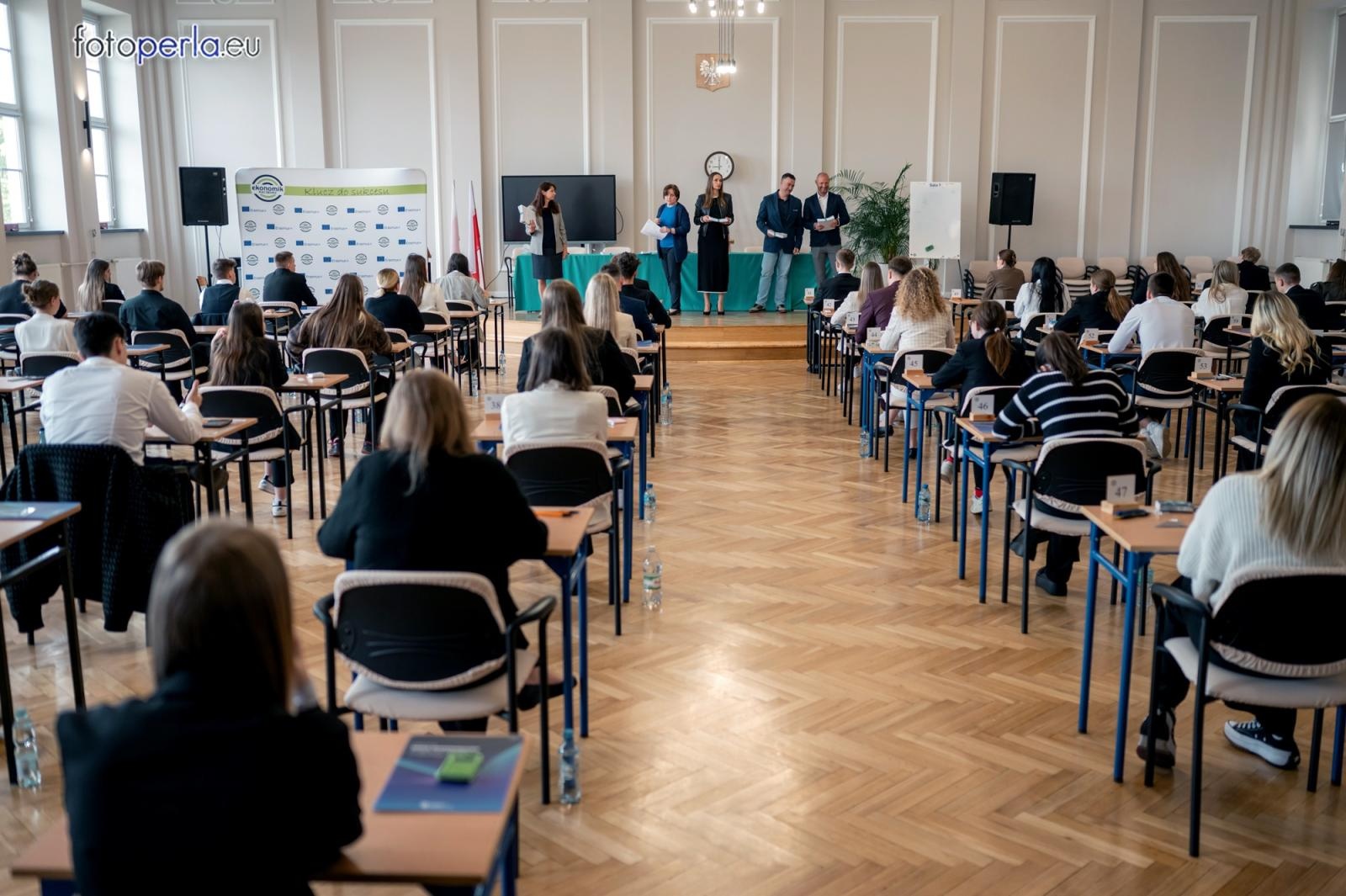 Zdjęcie w galerii na portalu naszraciborz.pl: Matura z matematyki w Ekonomiku – ekonomicy piszą w odnowionej auli wiadomości z regionu
