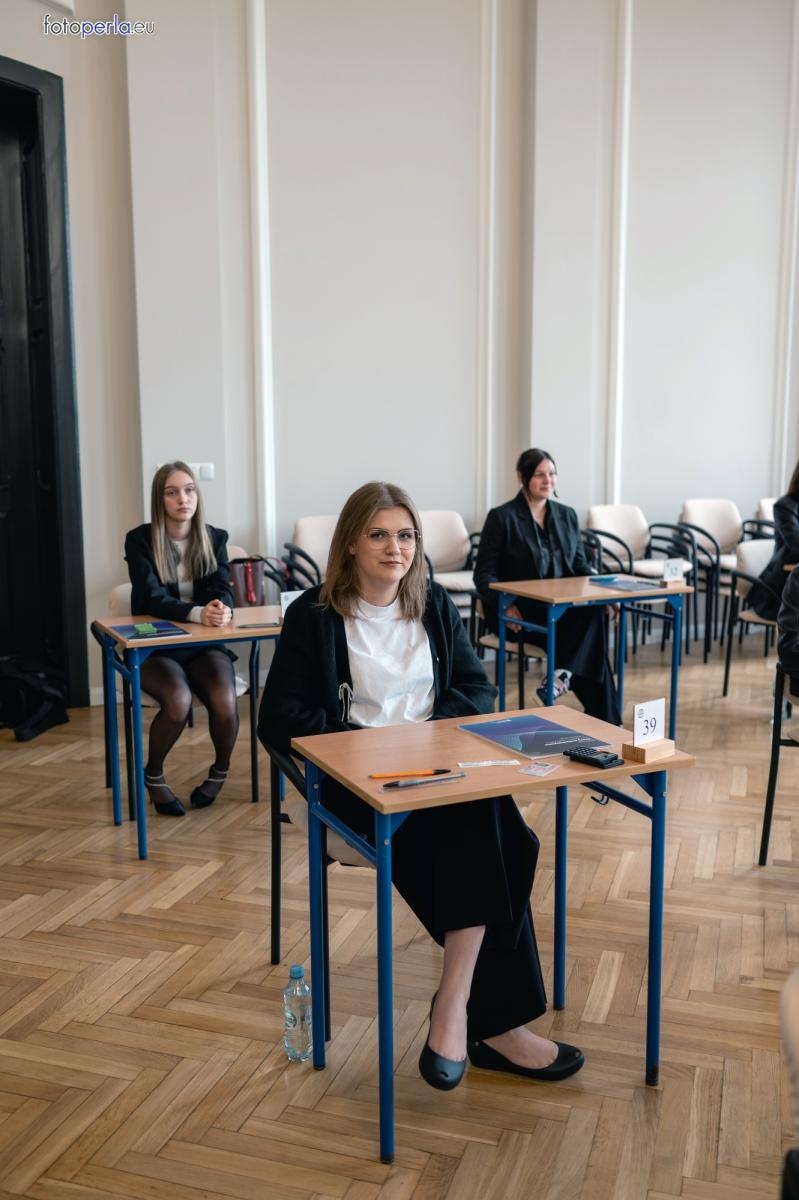 Zdjęcie w galerii na portalu naszraciborz.pl: Matura z matematyki w Ekonomiku – ekonomicy piszą w odnowionej auli wiadomości z regionu