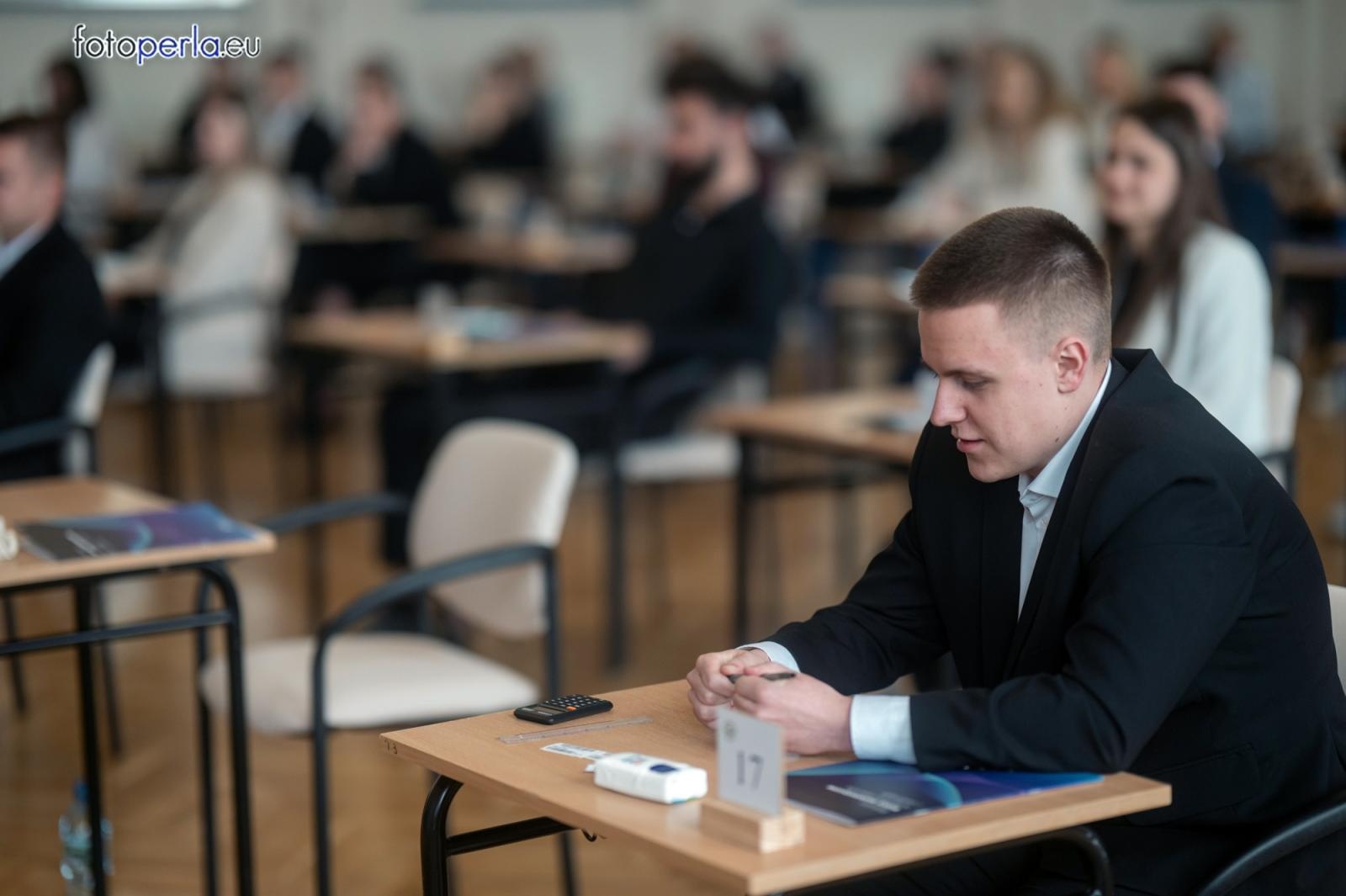 Zdjęcie w galerii na portalu naszraciborz.pl: Matura z matematyki w Ekonomiku – ekonomicy piszą w odnowionej auli wiadomości z regionu