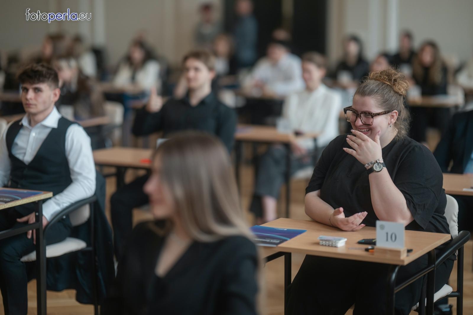 Zdjęcie w galerii na portalu naszraciborz.pl: Matura z matematyki w Ekonomiku – ekonomicy piszą w odnowionej auli wiadomości z regionu