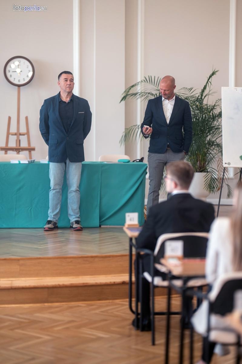 Zdjęcie w galerii na portalu naszraciborz.pl: Matura z matematyki w Ekonomiku – ekonomicy piszą w odnowionej auli wiadomości z regionu