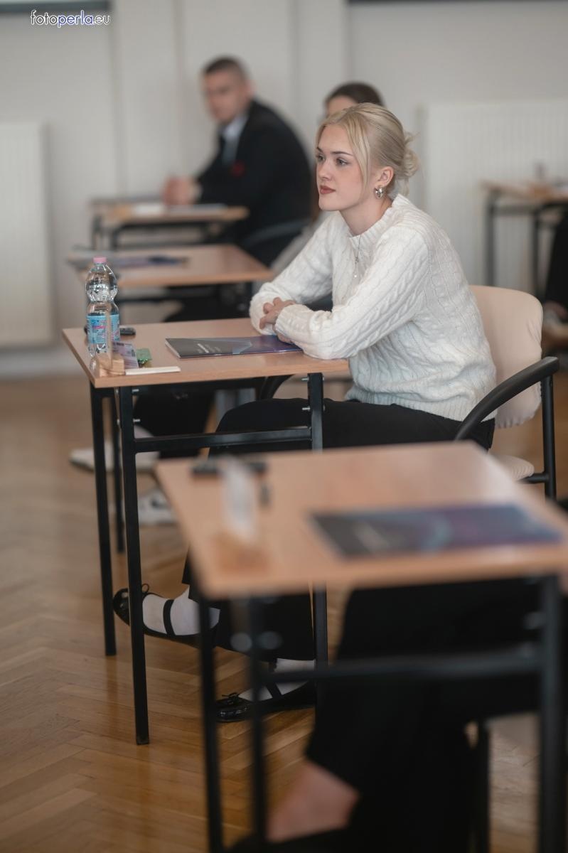 Zdjęcie w galerii na portalu naszraciborz.pl: Matura z matematyki w Ekonomiku – ekonomicy piszą w odnowionej auli wiadomości z regionu