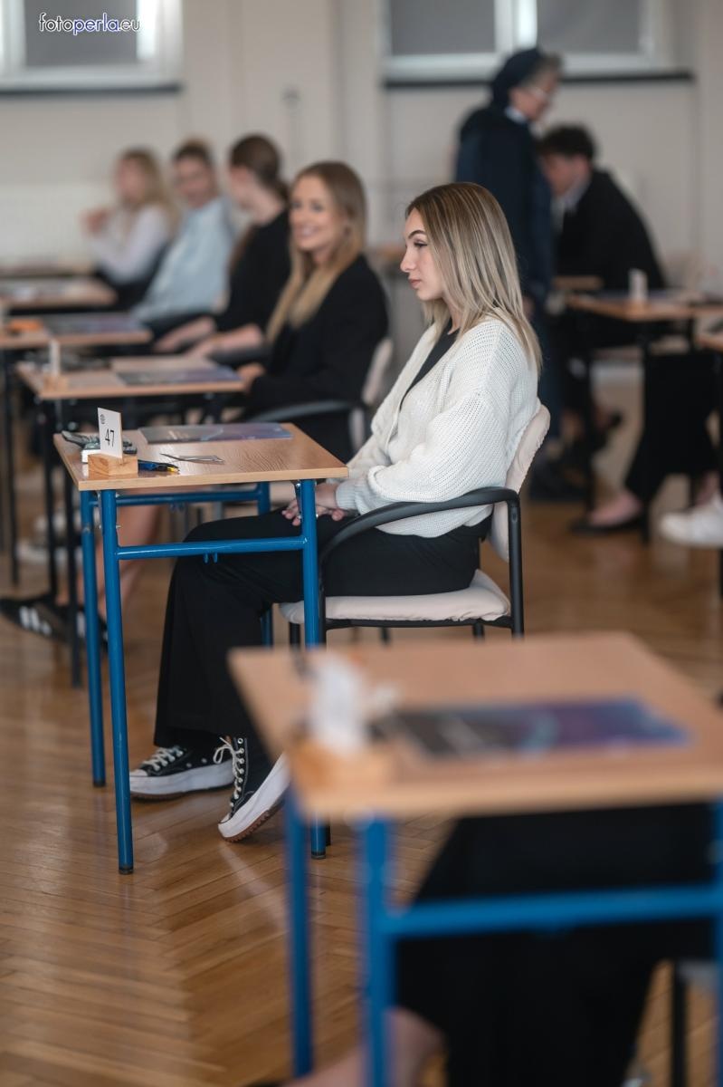 Zdjęcie w galerii na portalu naszraciborz.pl: Matura z matematyki w Ekonomiku – ekonomicy piszą w odnowionej auli wiadomości z regionu