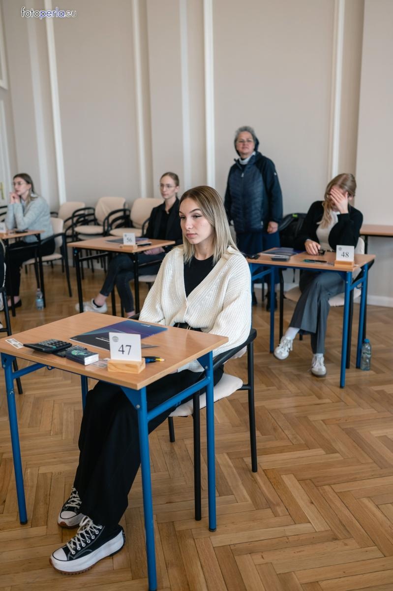 Zdjęcie w galerii na portalu naszraciborz.pl: Matura z matematyki w Ekonomiku – ekonomicy piszą w odnowionej auli wiadomości z regionu