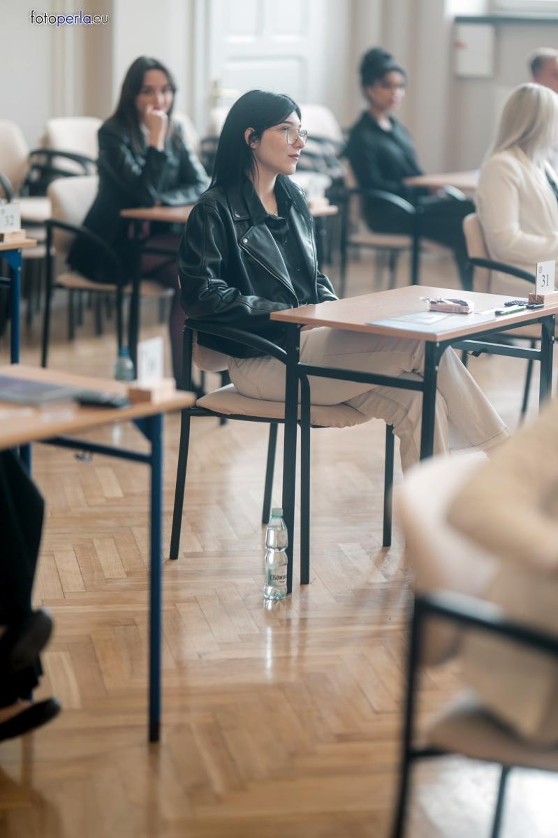 Zdjęcie w galerii na portalu naszraciborz.pl: Matura z matematyki w Ekonomiku – ekonomicy piszą w odnowionej auli wiadomości z regionu