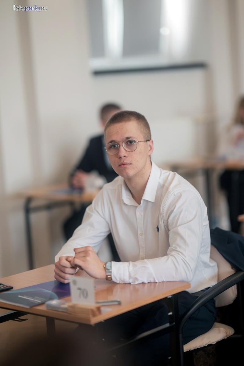 Zdjęcie w galerii na portalu naszraciborz.pl: Matura z matematyki w Ekonomiku – ekonomicy piszą w odnowionej auli wiadomości z regionu