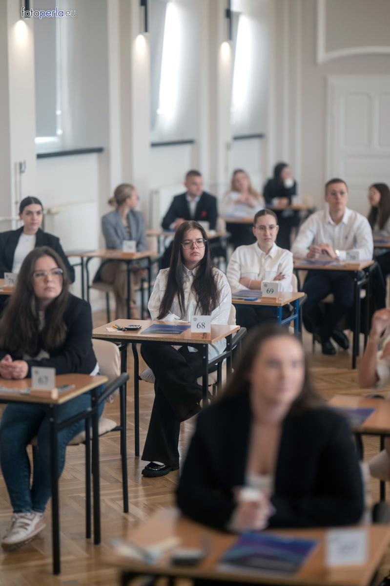 Zdjęcie w galerii na portalu naszraciborz.pl: Matura z matematyki w Ekonomiku – ekonomicy piszą w odnowionej auli wiadomości z regionu