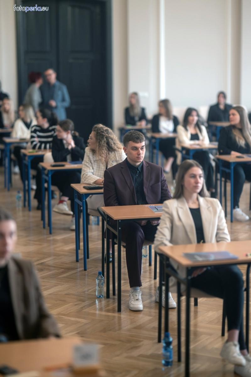Zdjęcie w galerii na portalu naszraciborz.pl: Matura z matematyki w Ekonomiku – ekonomicy piszą w odnowionej auli wiadomości z regionu