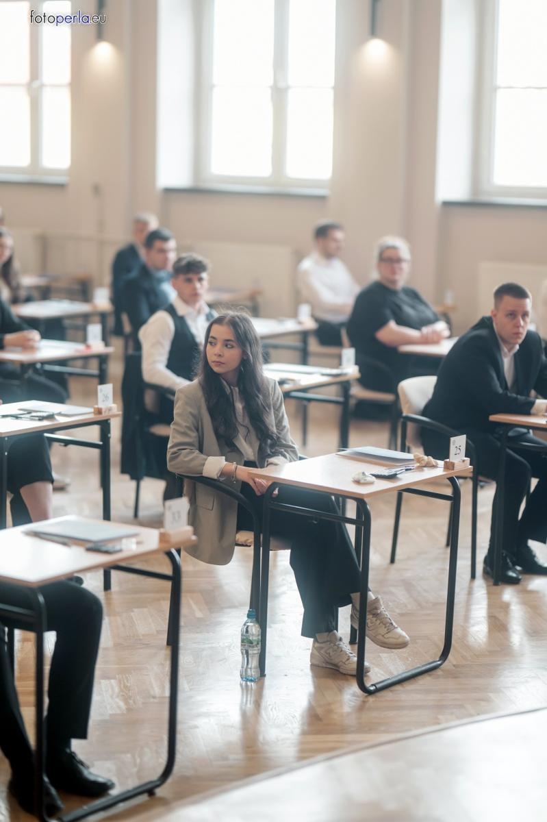 Zdjęcie w galerii na portalu naszraciborz.pl: Matura z matematyki w Ekonomiku – ekonomicy piszą w odnowionej auli wiadomości z regionu