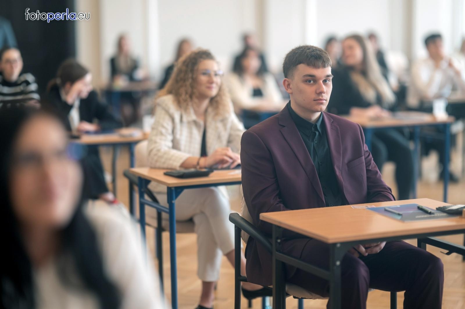 Zdjęcie w galerii na portalu naszraciborz.pl: Matura z matematyki w Ekonomiku – ekonomicy piszą w odnowionej auli wiadomości z regionu