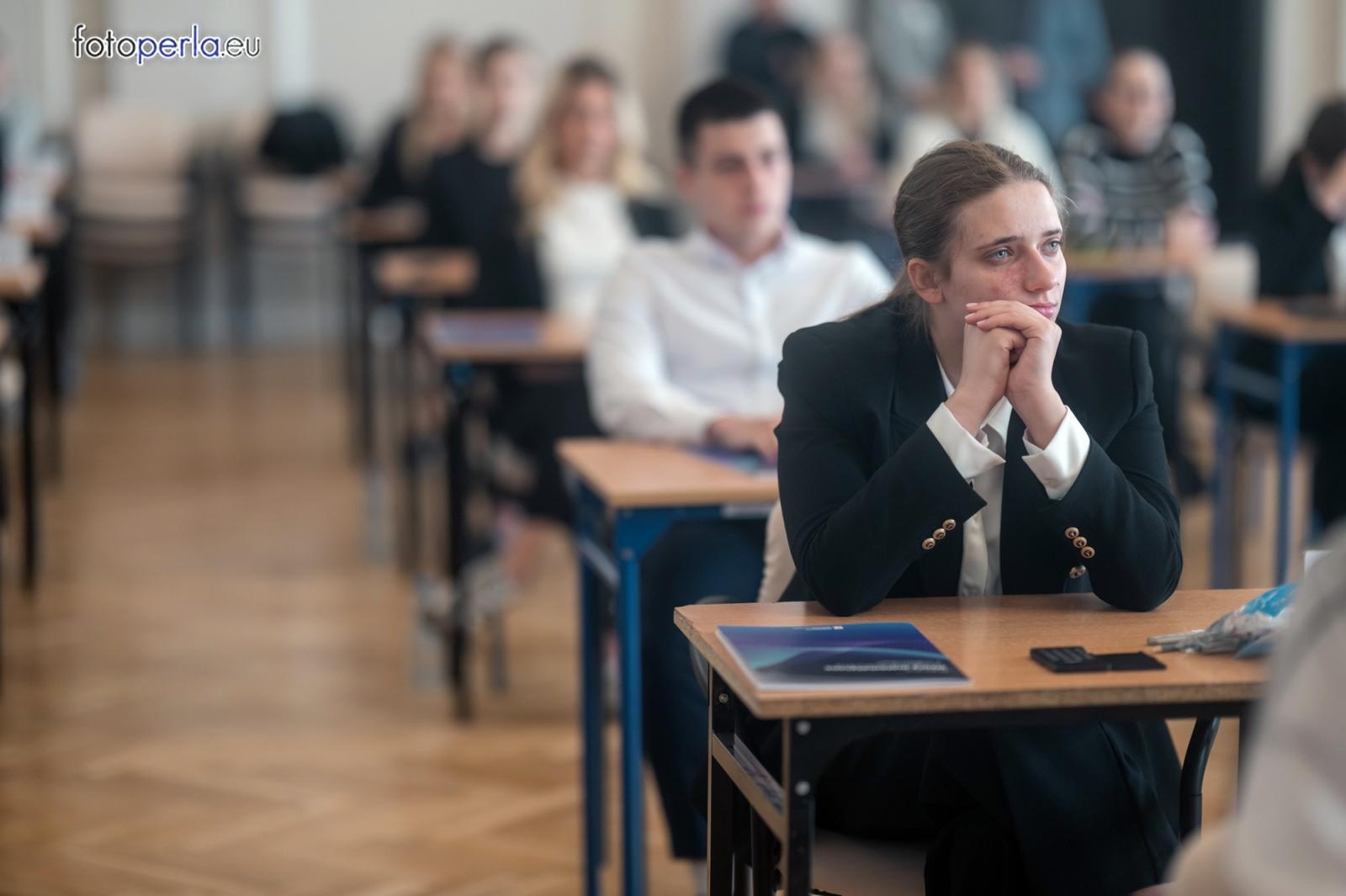 Zdjęcie w galerii na portalu naszraciborz.pl: Matura z matematyki w Ekonomiku – ekonomicy piszą w odnowionej auli wiadomości z regionu