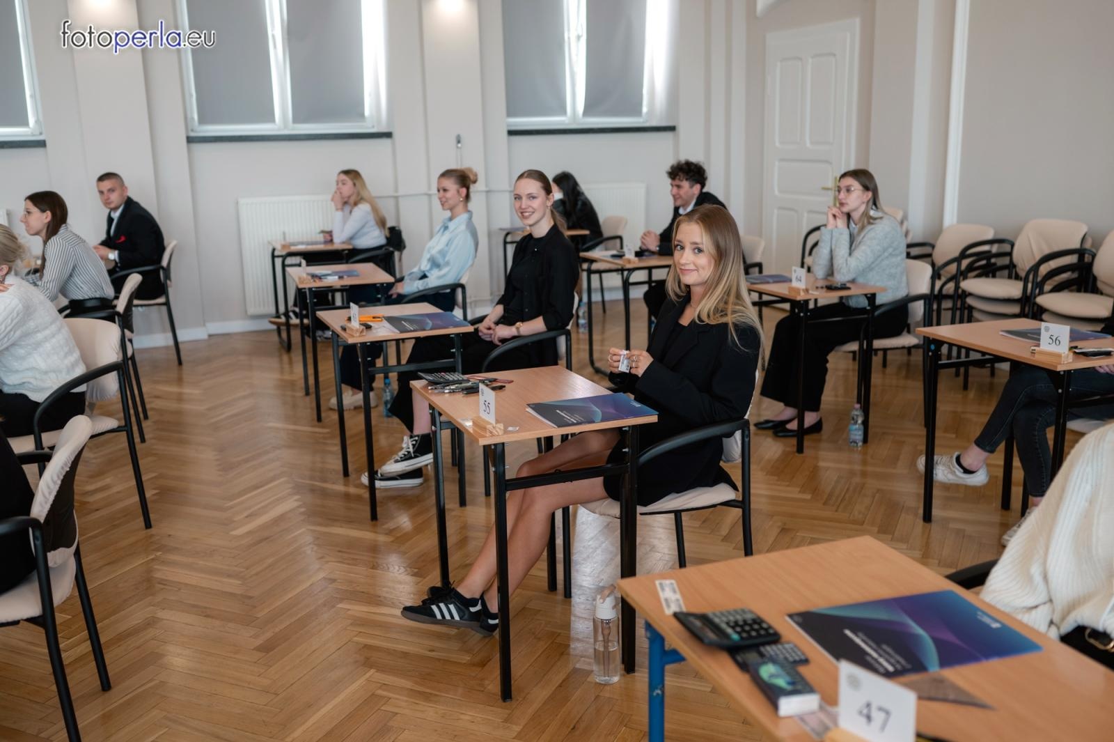 Zdjęcie w galerii na portalu naszraciborz.pl: Matura z matematyki w Ekonomiku – ekonomicy piszą w odnowionej auli wiadomości z regionu