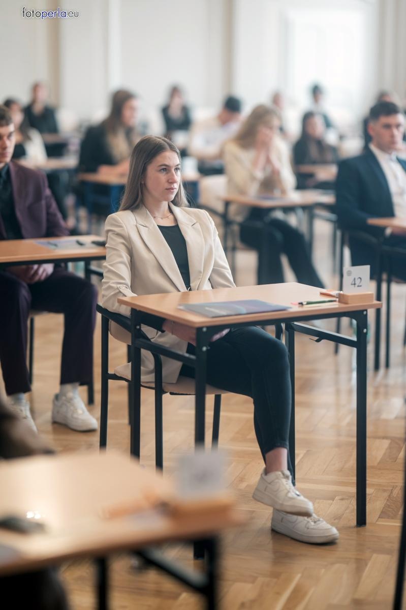 Zdjęcie w galerii na portalu naszraciborz.pl: Matura z matematyki w Ekonomiku – ekonomicy piszą w odnowionej auli wiadomości z regionu