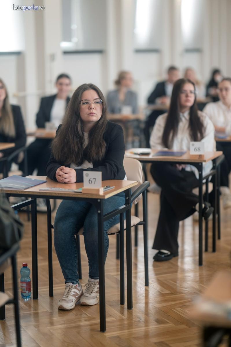 Zdjęcie w galerii na portalu naszraciborz.pl: Matura z matematyki w Ekonomiku – ekonomicy piszą w odnowionej auli wiadomości z regionu