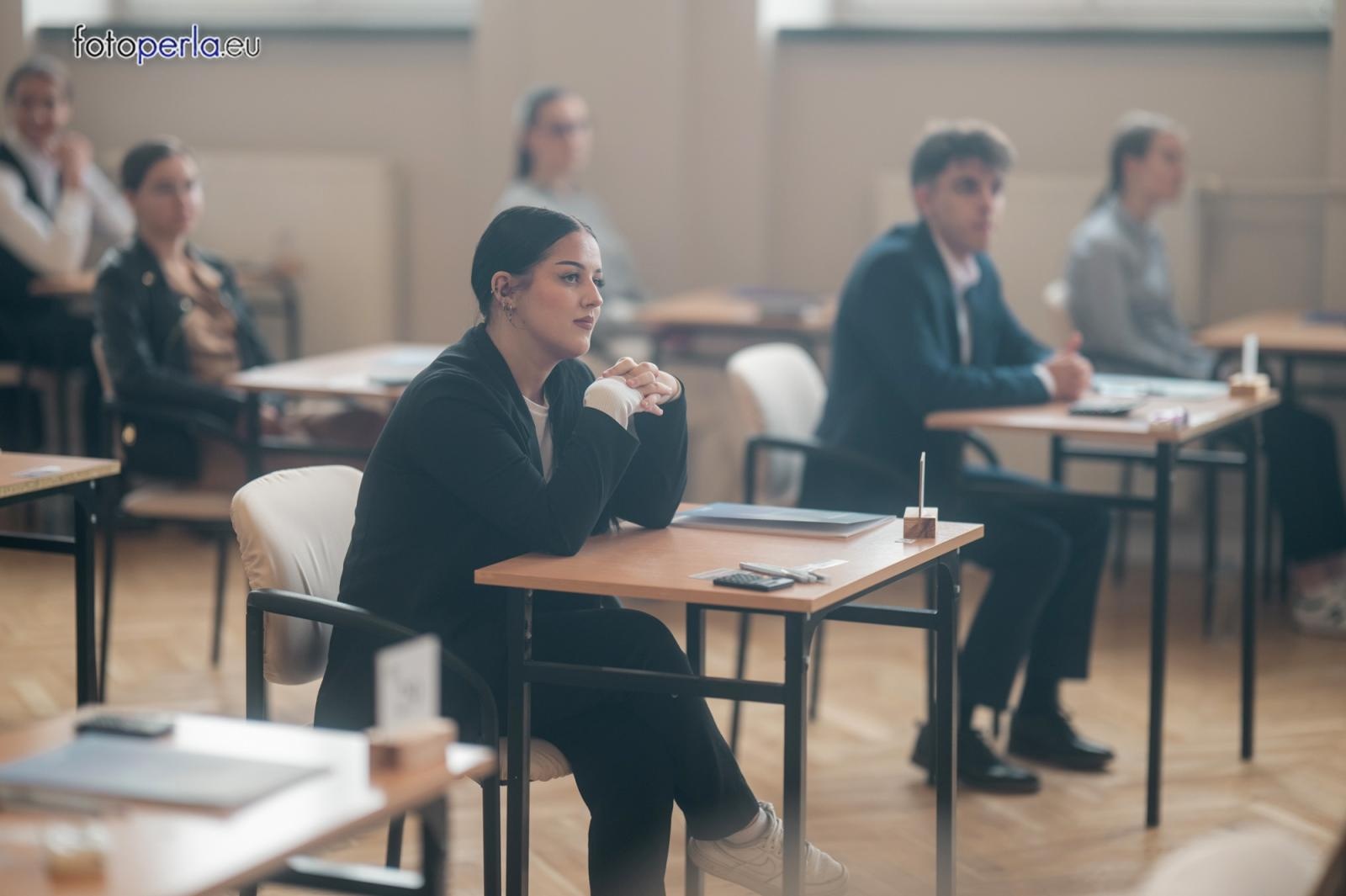 Zdjęcie w galerii na portalu naszraciborz.pl: Matura z matematyki w Ekonomiku – ekonomicy piszą w odnowionej auli wiadomości z regionu