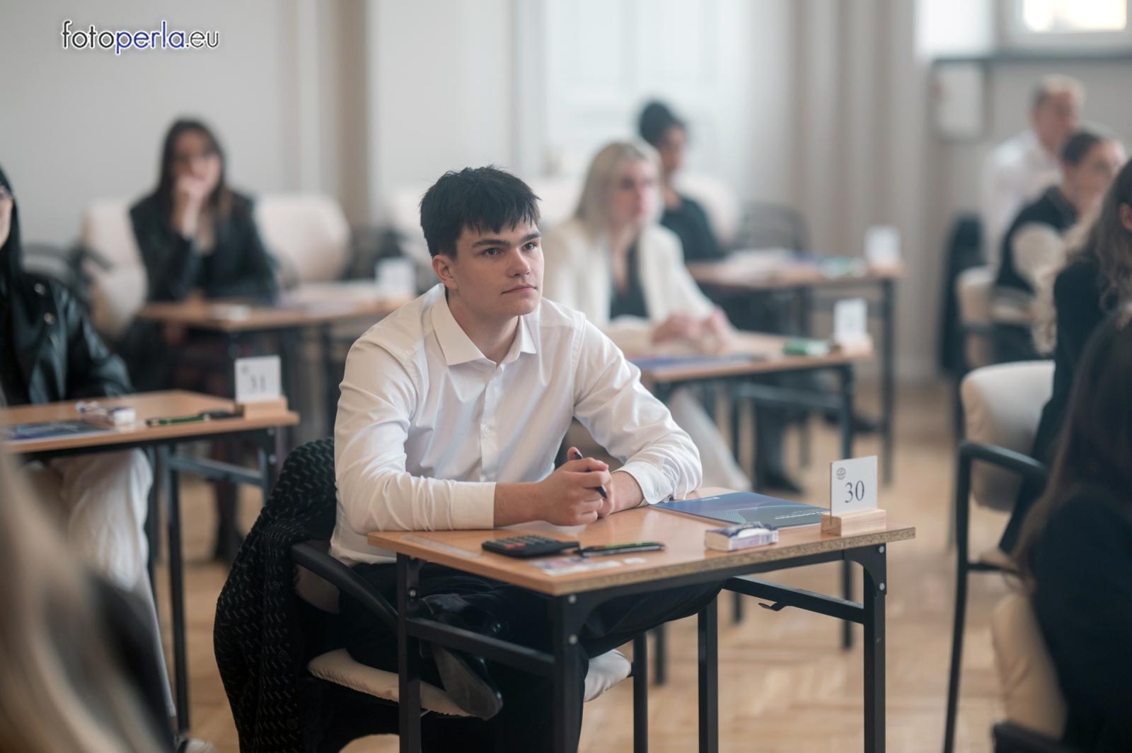 Zdjęcie w galerii na portalu naszraciborz.pl: Matura z matematyki w Ekonomiku – ekonomicy piszą w odnowionej auli wiadomości z regionu