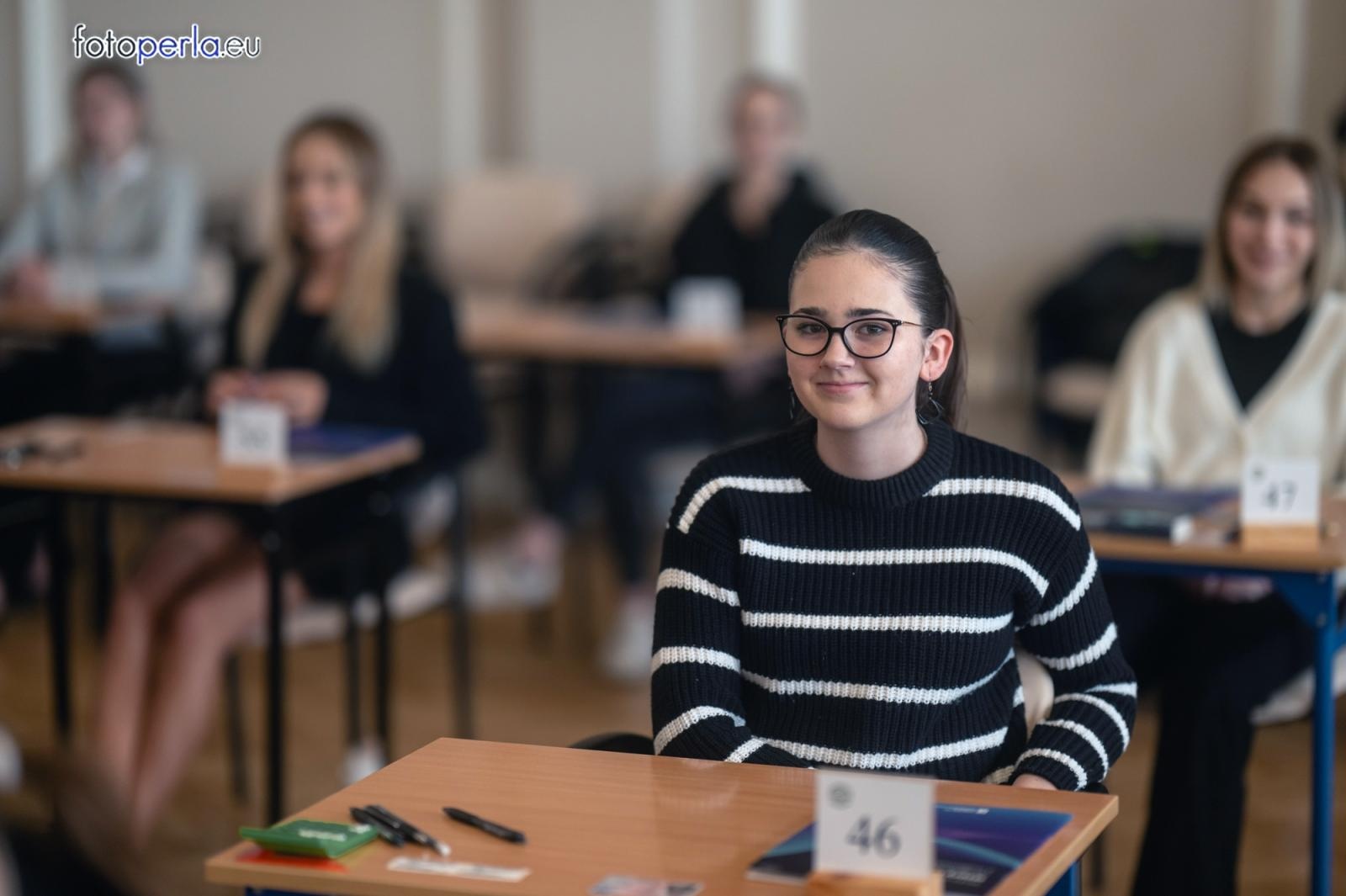 Zdjęcie w galerii na portalu naszraciborz.pl: Matura z matematyki w Ekonomiku – ekonomicy piszą w odnowionej auli wiadomości z regionu