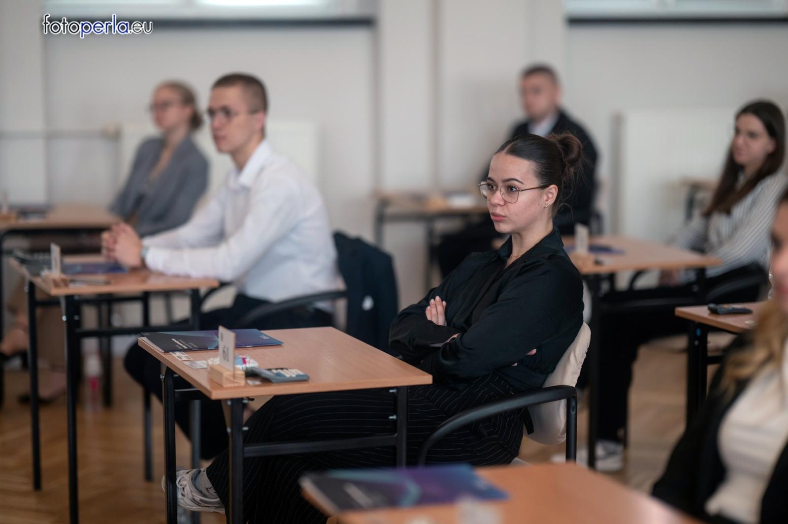 Zdjęcie w galerii na portalu naszraciborz.pl: Matura z matematyki w Ekonomiku – ekonomicy piszą w odnowionej auli wiadomości z regionu