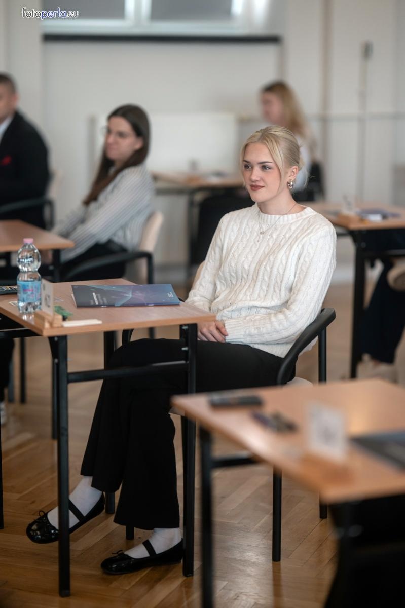 Zdjęcie w galerii na portalu naszraciborz.pl: Matura z matematyki w Ekonomiku – ekonomicy piszą w odnowionej auli wiadomości z regionu