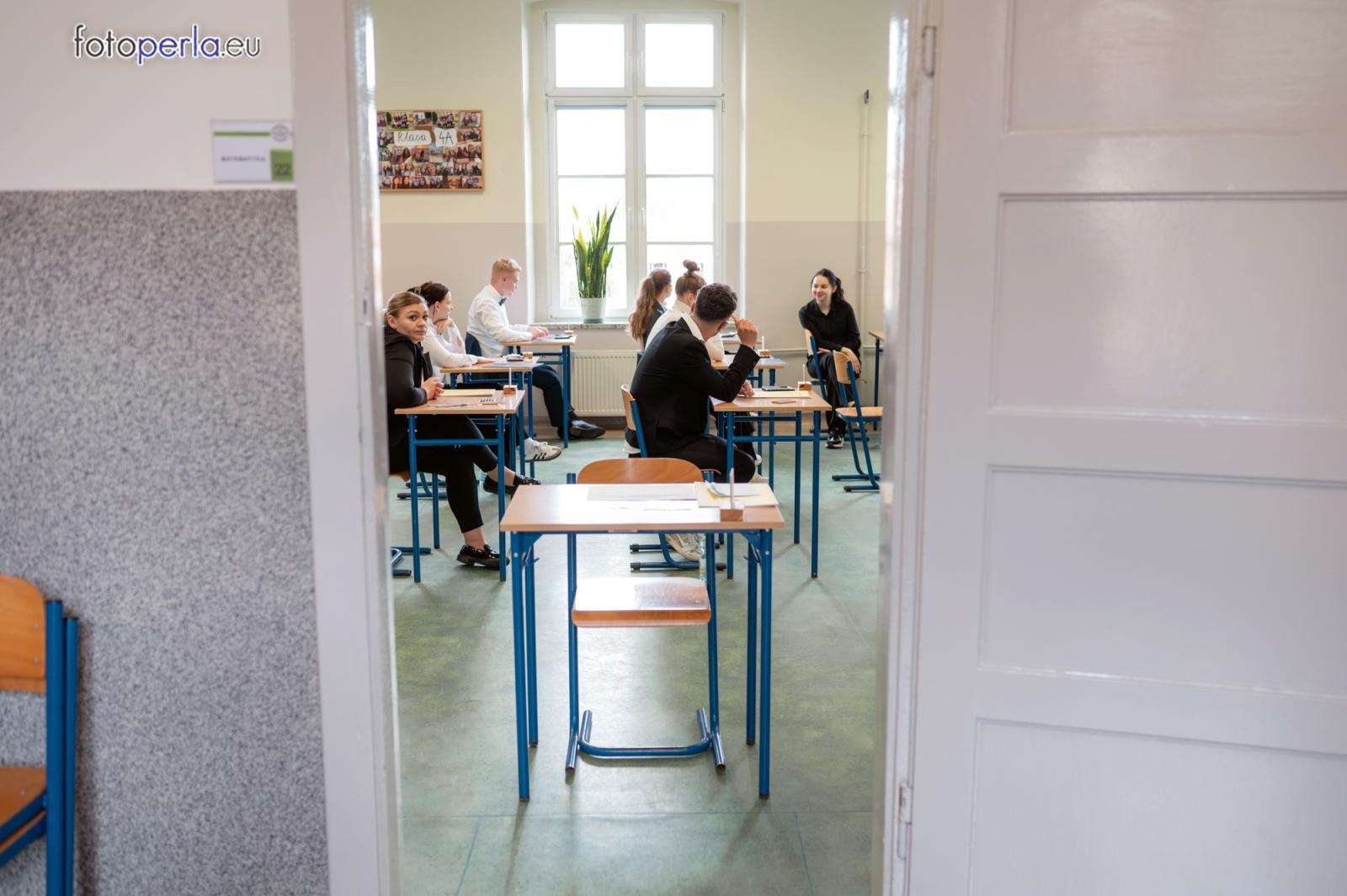 Zdjęcie w galerii na portalu naszraciborz.pl: Matura z matematyki w Ekonomiku – ekonomicy piszą w odnowionej auli wiadomości z regionu