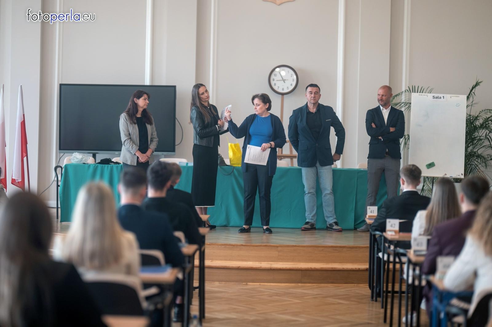 Zdjęcie w galerii na portalu naszraciborz.pl: Matura z matematyki w Ekonomiku – ekonomicy piszą w odnowionej auli wiadomości z regionu