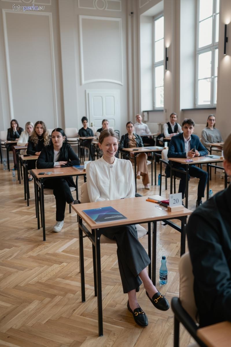 Zdjęcie w galerii na portalu naszraciborz.pl: Matura z matematyki w Ekonomiku – ekonomicy piszą w odnowionej auli wiadomości z regionu