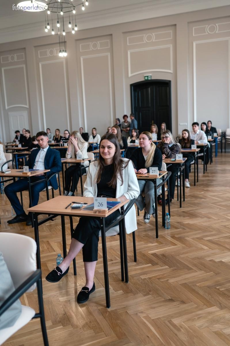 Zdjęcie w galerii na portalu naszraciborz.pl: Matura z matematyki w Ekonomiku – ekonomicy piszą w odnowionej auli wiadomości z regionu