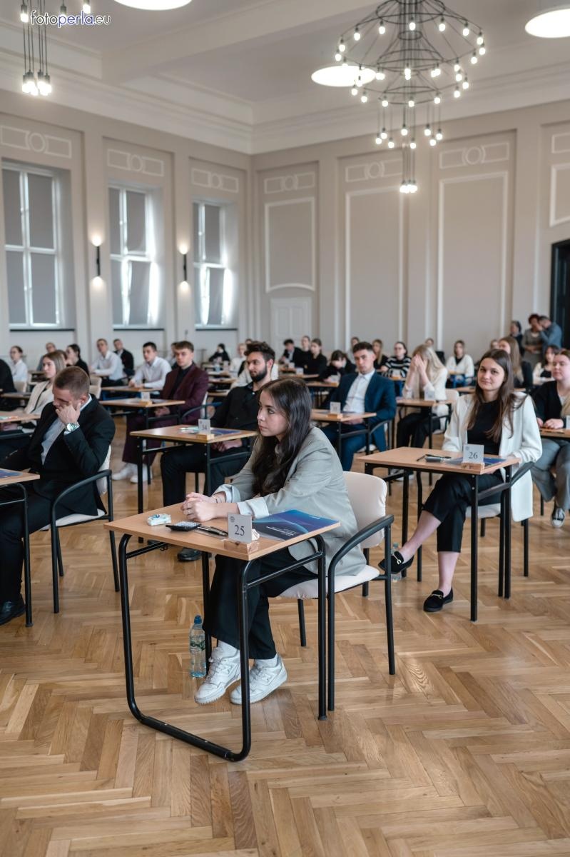 Zdjęcie w galerii na portalu naszraciborz.pl: Matura z matematyki w Ekonomiku – ekonomicy piszą w odnowionej auli wiadomości z regionu