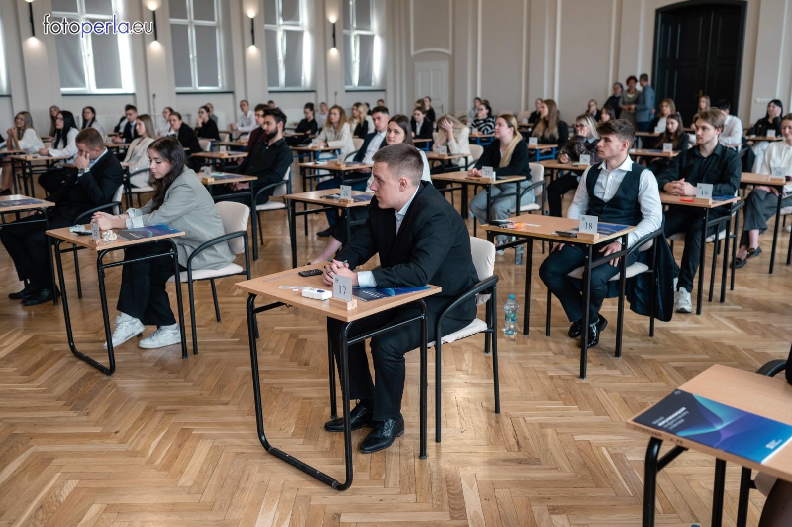 Zdjęcie w galerii na portalu naszraciborz.pl: Matura z matematyki w Ekonomiku – ekonomicy piszą w odnowionej auli wiadomości z regionu