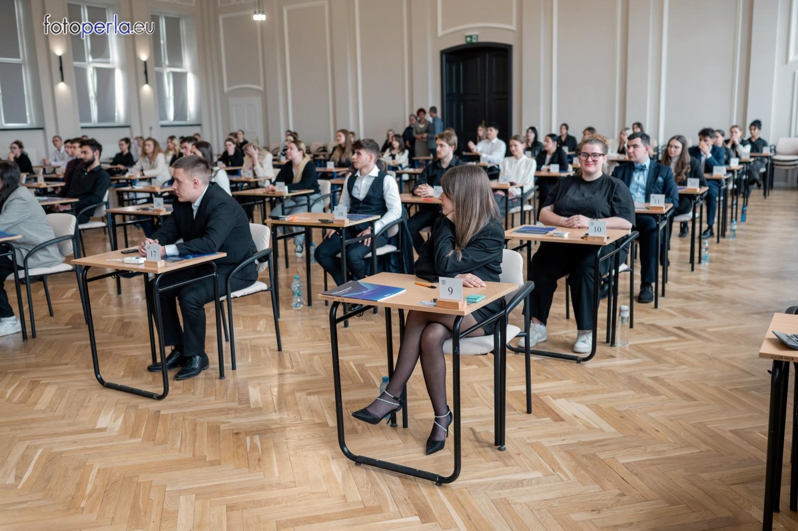 Zdjęcie w galerii na portalu naszraciborz.pl: Matura z matematyki w Ekonomiku – ekonomicy piszą w odnowionej auli wiadomości z regionu