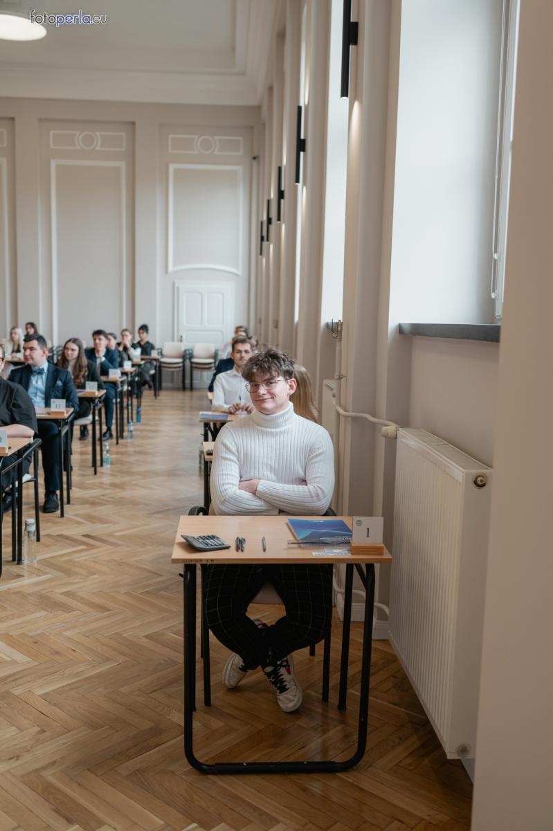 Zdjęcie w galerii na portalu naszraciborz.pl: Matura z matematyki w Ekonomiku – ekonomicy piszą w odnowionej auli wiadomości z regionu