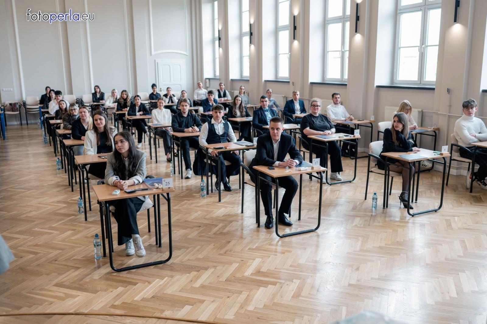 Zdjęcie w galerii na portalu naszraciborz.pl: Matura z matematyki w Ekonomiku – ekonomicy piszą w odnowionej auli wiadomości z regionu