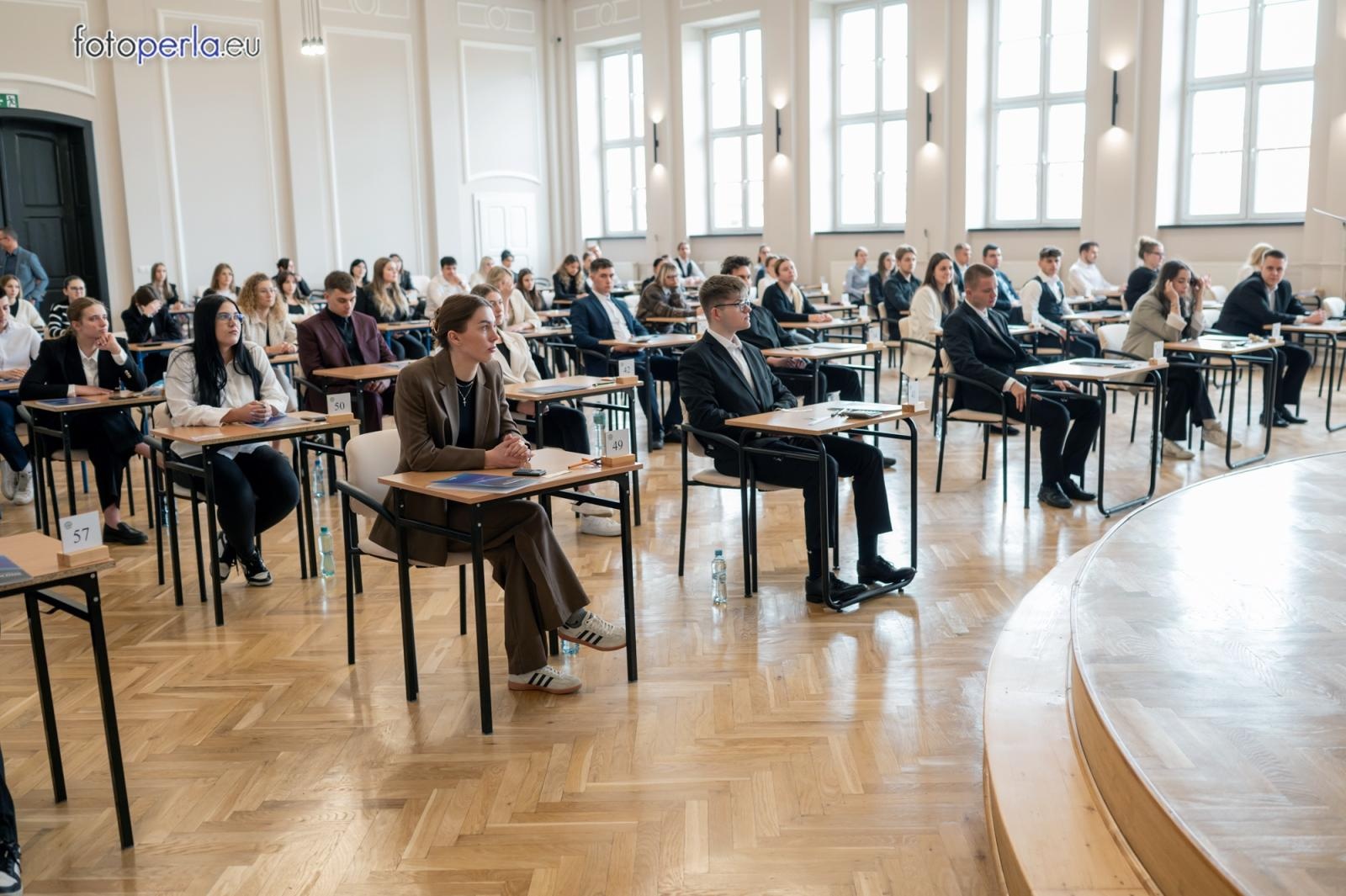 Zdjęcie w galerii na portalu naszraciborz.pl: Matura z matematyki w Ekonomiku – ekonomicy piszą w odnowionej auli wiadomości z regionu