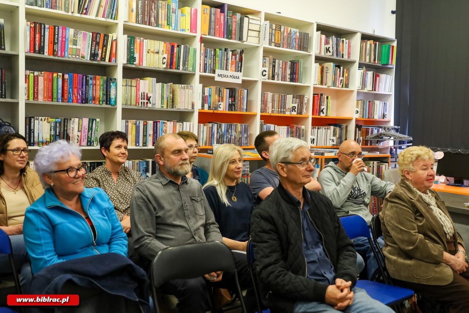 Zdjęcie w galerii na portalu naszraciborz.pl: Między wiatrem a ciszą – slajdowisko Łukasza Czogalika w bibliotece wiadomości z regionu