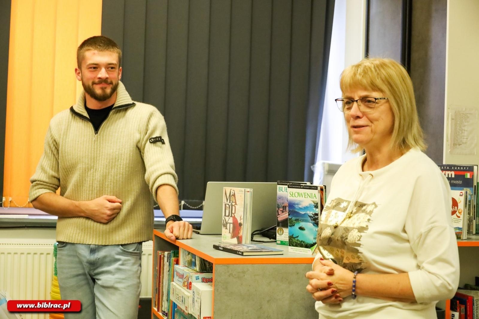 Zdjęcie w galerii na portalu naszraciborz.pl: Między wiatrem a ciszą – slajdowisko Łukasza Czogalika w bibliotece wiadomości z regionu