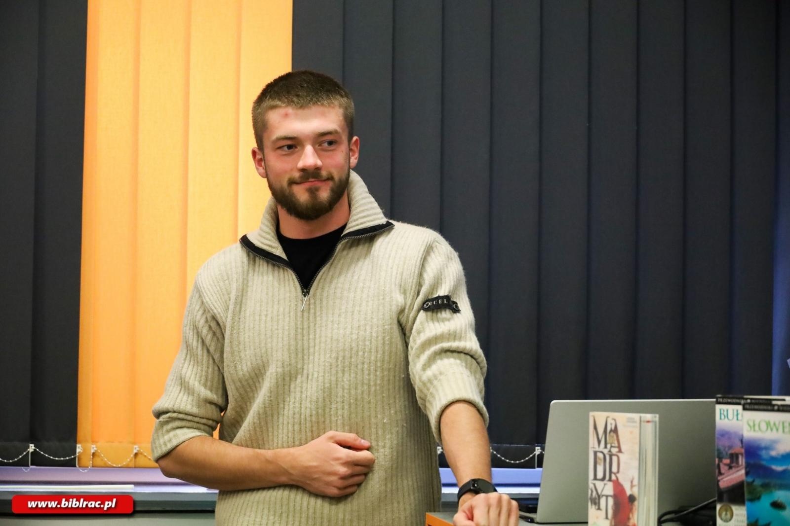 Zdjęcie w galerii na portalu naszraciborz.pl: Między wiatrem a ciszą – slajdowisko Łukasza Czogalika w bibliotece wiadomości z regionu