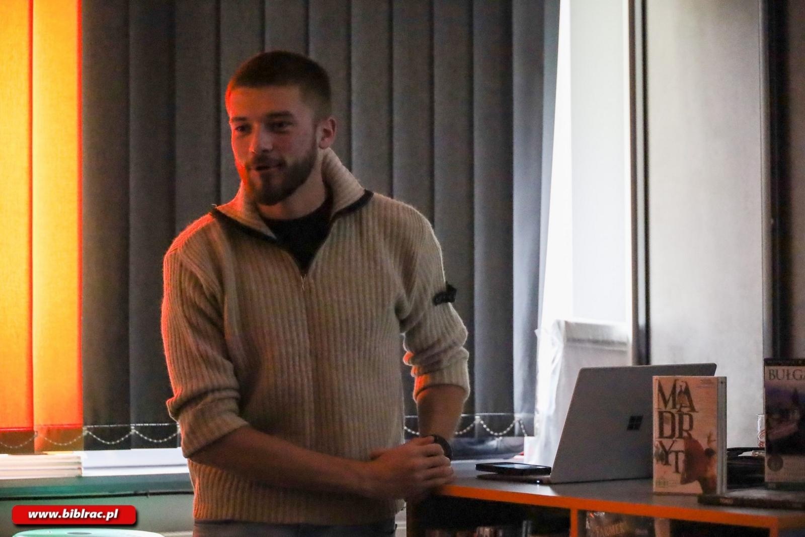 Zdjęcie w galerii na portalu naszraciborz.pl: Między wiatrem a ciszą – slajdowisko Łukasza Czogalika w bibliotece wiadomości z regionu