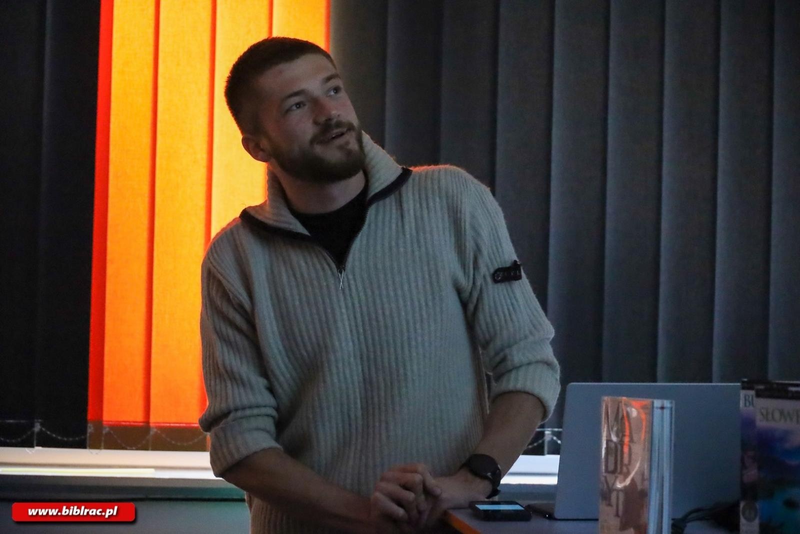 Zdjęcie w galerii na portalu naszraciborz.pl: Między wiatrem a ciszą – slajdowisko Łukasza Czogalika w bibliotece wiadomości z regionu