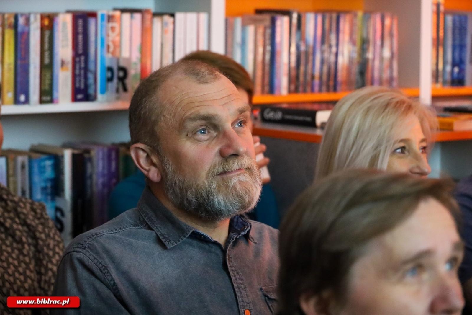 Zdjęcie w galerii na portalu naszraciborz.pl: Między wiatrem a ciszą – slajdowisko Łukasza Czogalika w bibliotece wiadomości z regionu