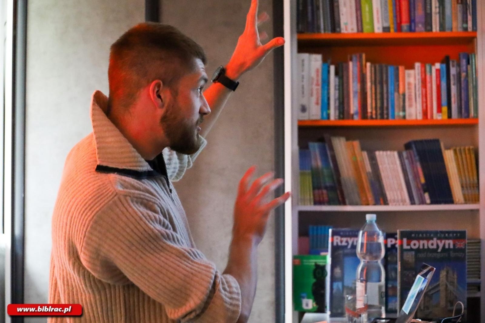 Zdjęcie w galerii na portalu naszraciborz.pl: Między wiatrem a ciszą – slajdowisko Łukasza Czogalika w bibliotece wiadomości z regionu