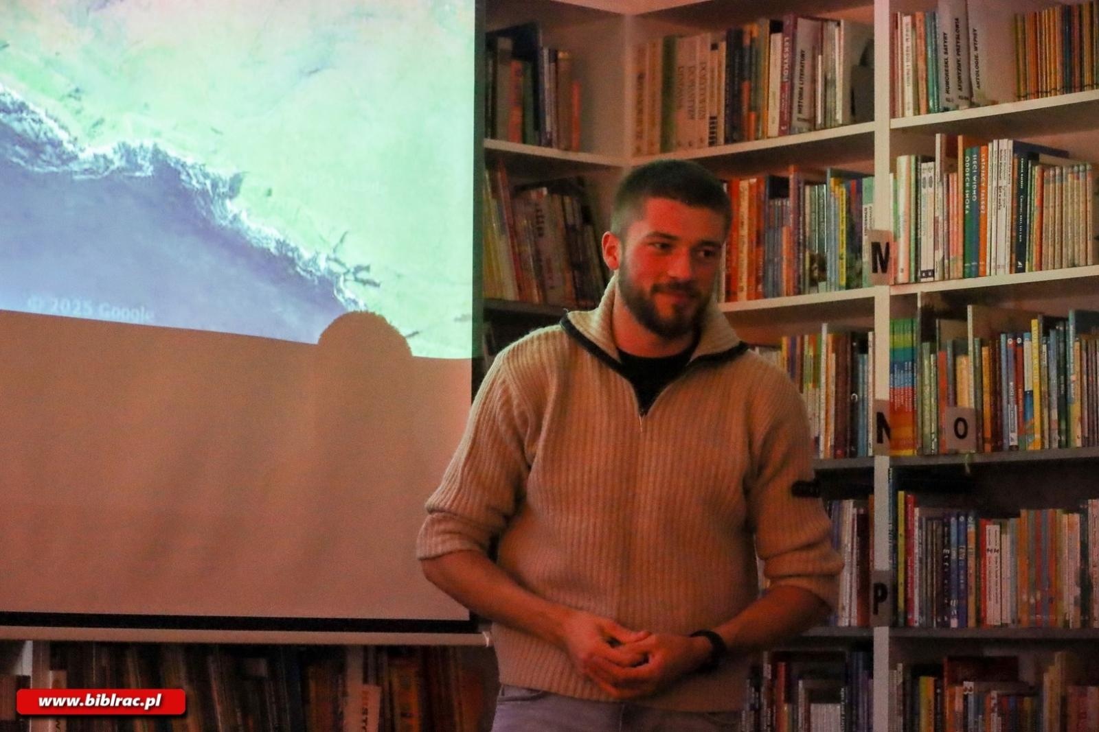 Zdjęcie w galerii na portalu naszraciborz.pl: Między wiatrem a ciszą – slajdowisko Łukasza Czogalika w bibliotece wiadomości z regionu