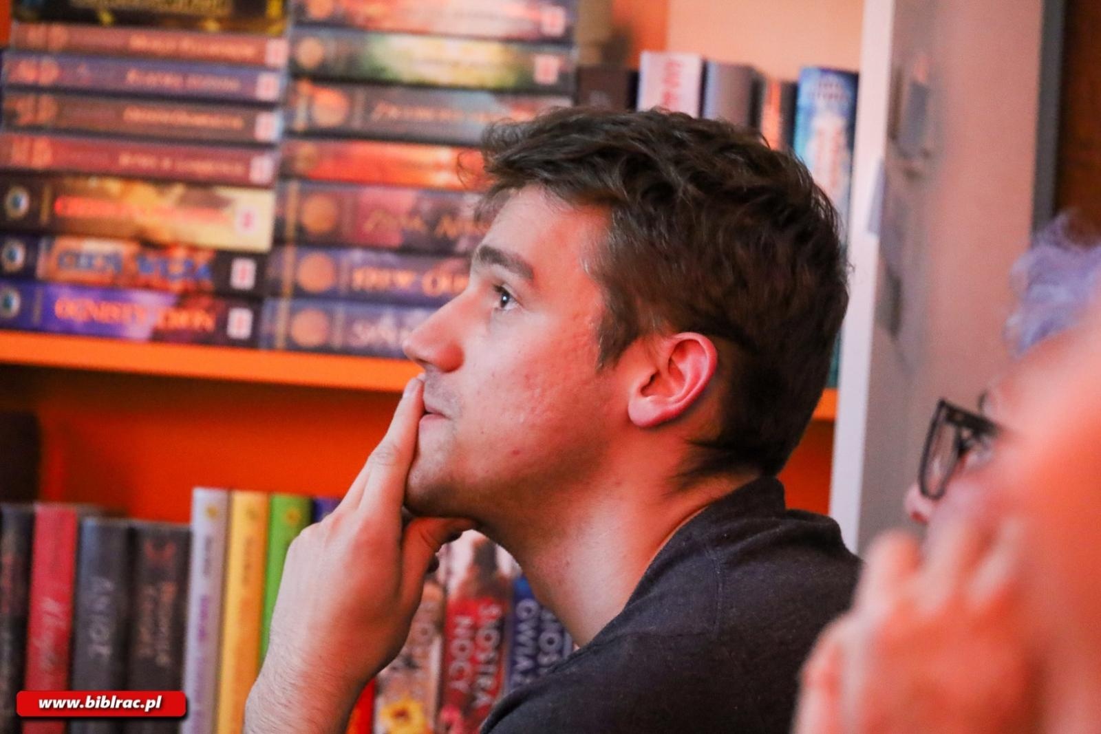 Zdjęcie w galerii na portalu naszraciborz.pl: Między wiatrem a ciszą – slajdowisko Łukasza Czogalika w bibliotece wiadomości z regionu