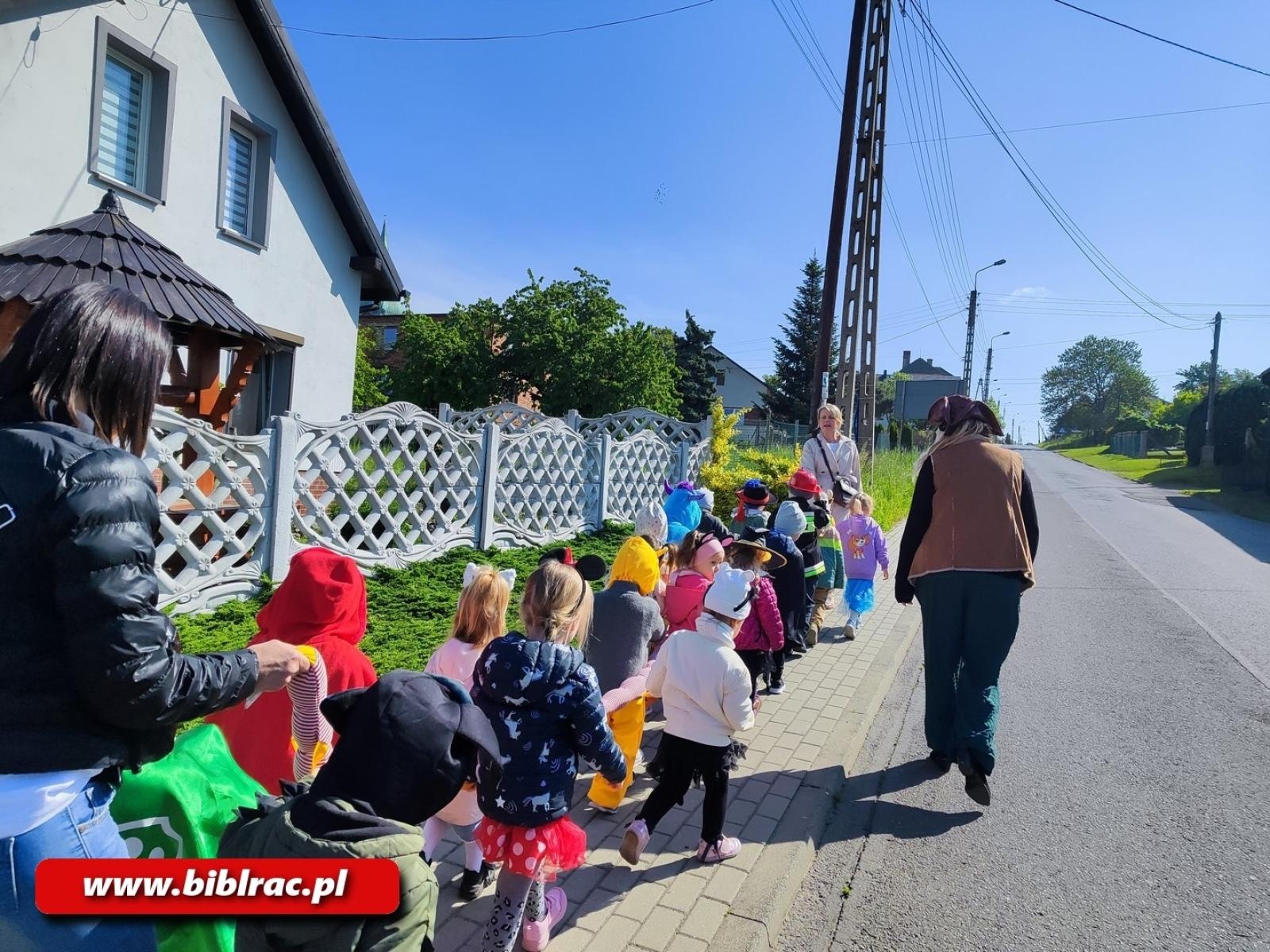 Zdjęcie w galerii na portalu naszraciborz.pl: Zaczytana Banda w Akcji, czyli Przemarsz Postaci Bajkowych w Brzeziu wiadomości z regionu