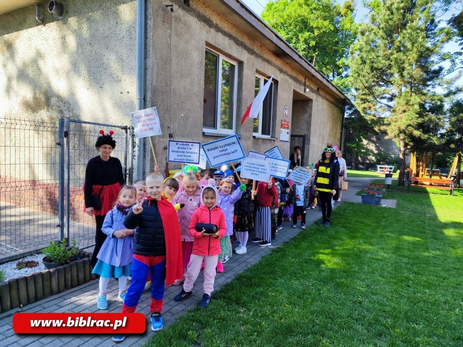 Zdjęcie w galerii na portalu naszraciborz.pl: Zaczytana Banda w Akcji, czyli Przemarsz Postaci Bajkowych w Brzeziu wiadomości z regionu